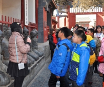 河北70多名小学生春节来汤阴岳飞庙和羑里城访古