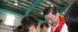 习近平看望民族小学儿童 称精忠报国是一生目标