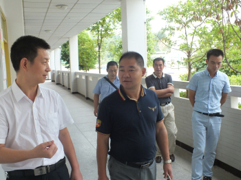 岳峰会长在夏长河校长等学校领导陪同下考察学校