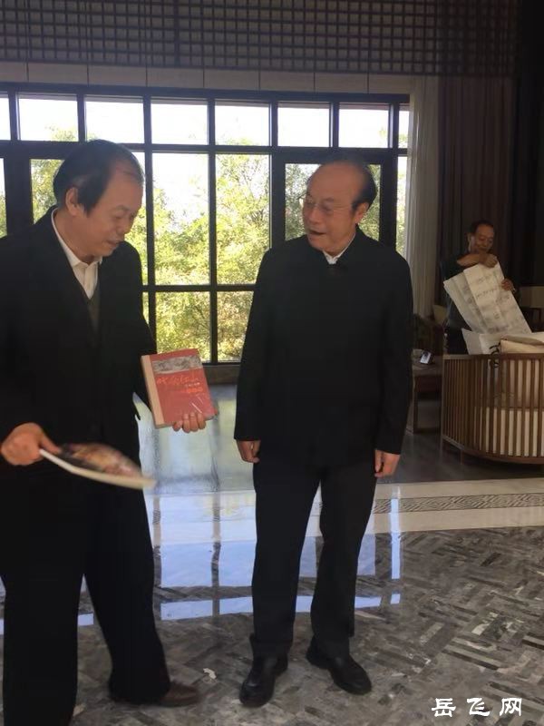 图为：岳联总会名誉会长岳宣义还特意赠送了诗词之友图：岳振锋 文：岳绍宝