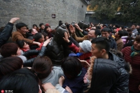 转载》：河南民众大年初一排队“打秦桧”