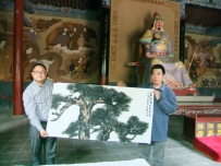 岳黔山作画相赠岳飞庙