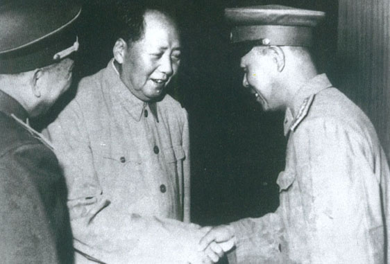 1964年7月23日，毛泽东主席接见空军战斗英雄岳振华时，一次又一次地握着他的手说：“岳振华同志，打的好，打的好哇！”
